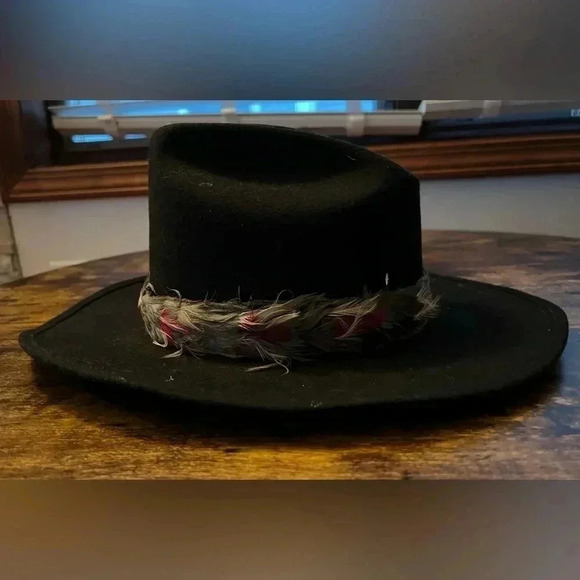 Unisex wool hat with natural feather band. 100% black wool. Size: M. - Picture 6 of 16